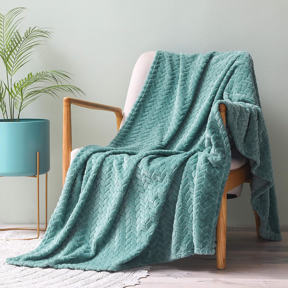 COMFEYA Soft Jacquard Leaves Pattern Flannel Fleece Throw Blanket_4